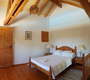 5 عدّة غرف نوم ومكواة/لوح كي وملاءات أسرّة