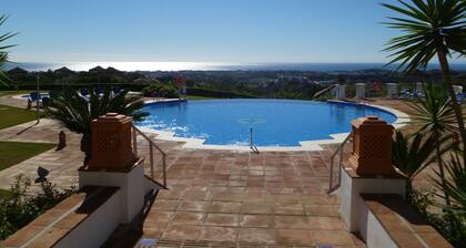 4 hengen huoneisto Los Arqueros Golf lähellä Puerto Banus. Internet