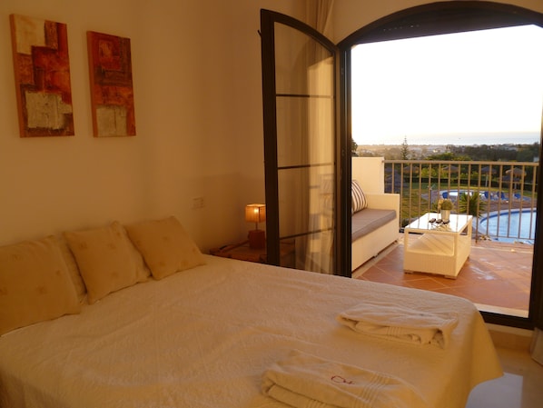 2 bedrooms, in-room safe, iron/ironing board, free WiFi