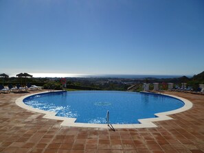 A swimming pool with a view of the ocean and hills. - Apartment Golf Club Los Arqueros near Puerto Banus - 2 bedrooms- Internet -UK TV (Benahavis)