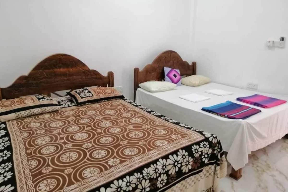 Standaard kamer, 2 tweepersoonsbedden, niet-roken, uitzicht op tuin | Geluiddichte muren, een strijkplank/strijkijzer, gratis wifi, beddengoed