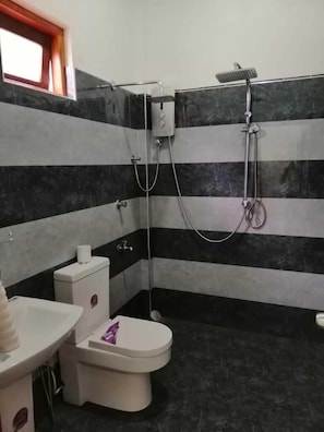 Bathroom - Monkey Garden Hotel (Polonnaruwa)