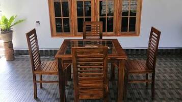 Bao gồm bữa sáng đầy đủ hàng ngày