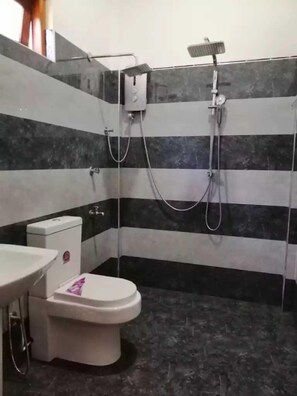 Habitación estándar, 2 camas dobles, no fumadores, vistas al jardín | Baño | Toallas