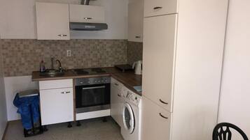 Peti sejuk, ketuhar gelombang mikro, dapur