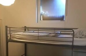1 bedroom, desk, free WiFi, bed sheets - A&S Hostel 9 (Bonn)