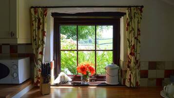 Casa de campo, 1 cama matrimonial, vista al jardín | Cocina privada | Refrigerador, microondas, parrilla de estufa y lavavajillas