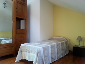 2 bedrooms, free WiFi, bed sheets - Parasio penthouse with large terrace and splendid sea view (Imperia)