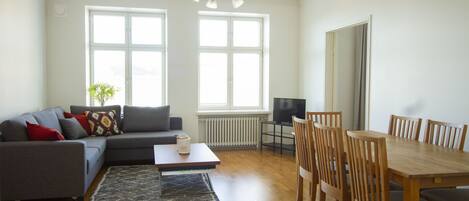 Apartamento Deluxe, 2 habitaciones, sauna, vistas a la ciudad | 2 dormitorios, tabla de planchar con plancha, wifi gratis y ropa de cama