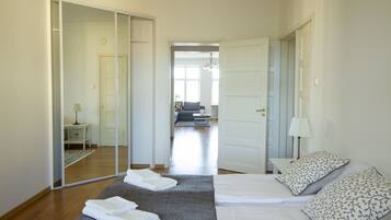 Deluxe appartement, 2 slaapkamers, sauna, uitzicht op de stad | 2 slaapkamers, een strijkplank/strijkijzer, gratis wifi, beddengoed