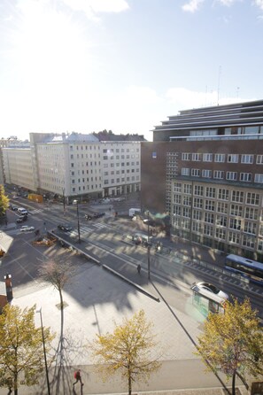 Un immeuble à plusieurs étages doté d’une architecture moderne, caractérisé par un mélange de façades en verre et en brique.