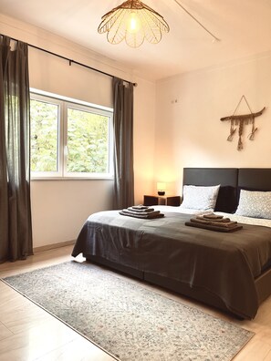 2 عدّة غرف نوم ومكتب ومكواة/لوح كي وسرير سفر