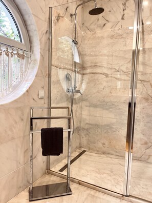 Dusche, Haartrockner, Bidet, Handtücher