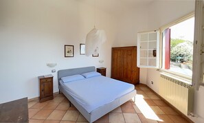 5 bedrooms, desk, iron/ironing board, travel cot