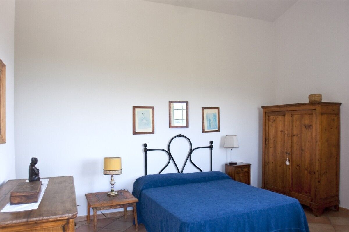 Completely remodeled in 2022. Villa, panoramic lake view, private swimming pool