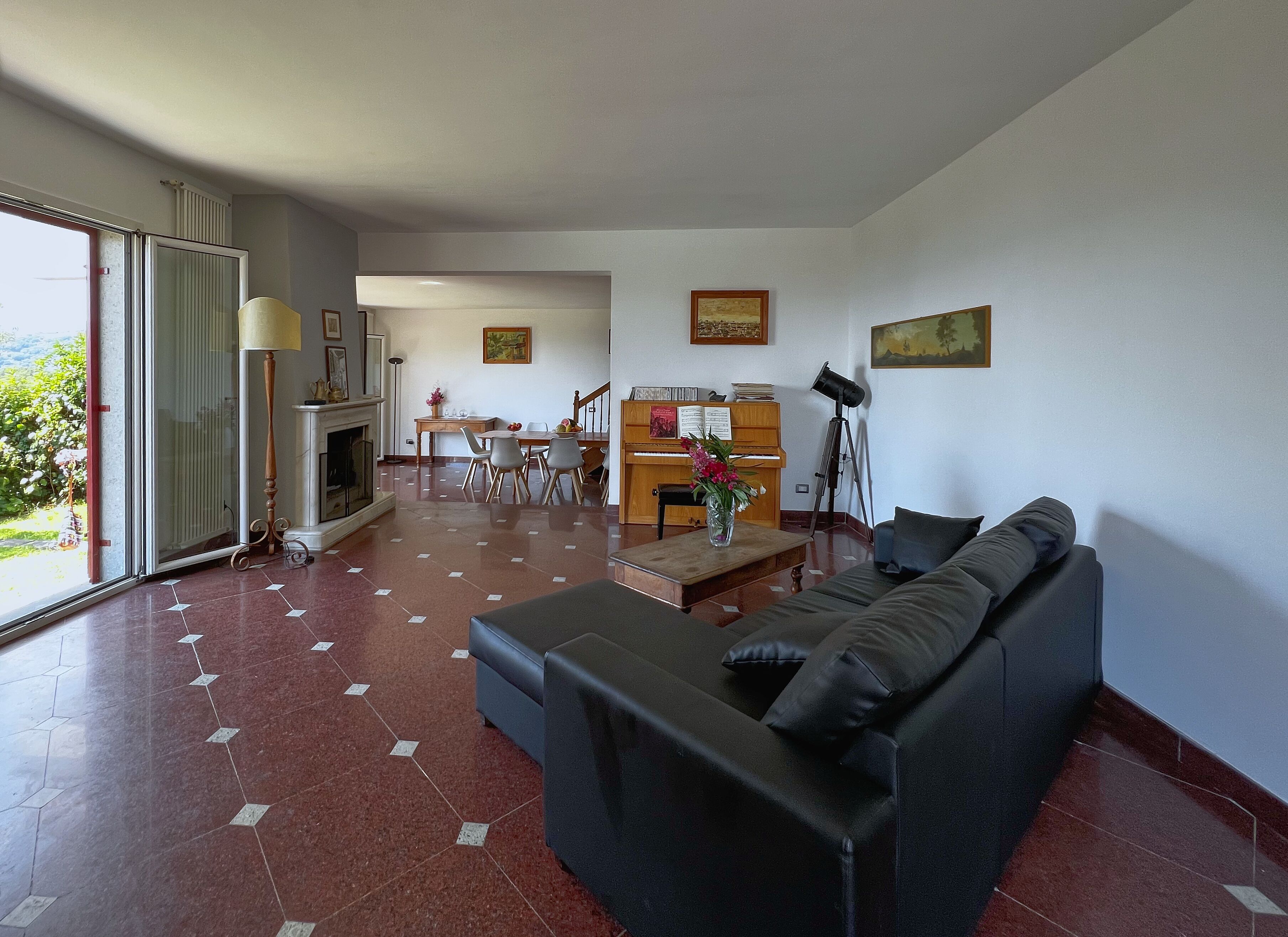 Smart TV, caminetto, lettore DVD, biblioteca musicale