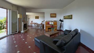 Smart TV, caminetto, lettore DVD, biblioteca musicale