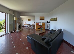 Smart TV, fireplace, DVD player, music library