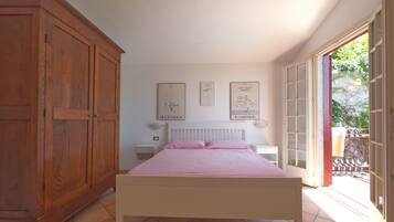 5 chambres, bureau, fer et planche Ă repasser, lit parapluie