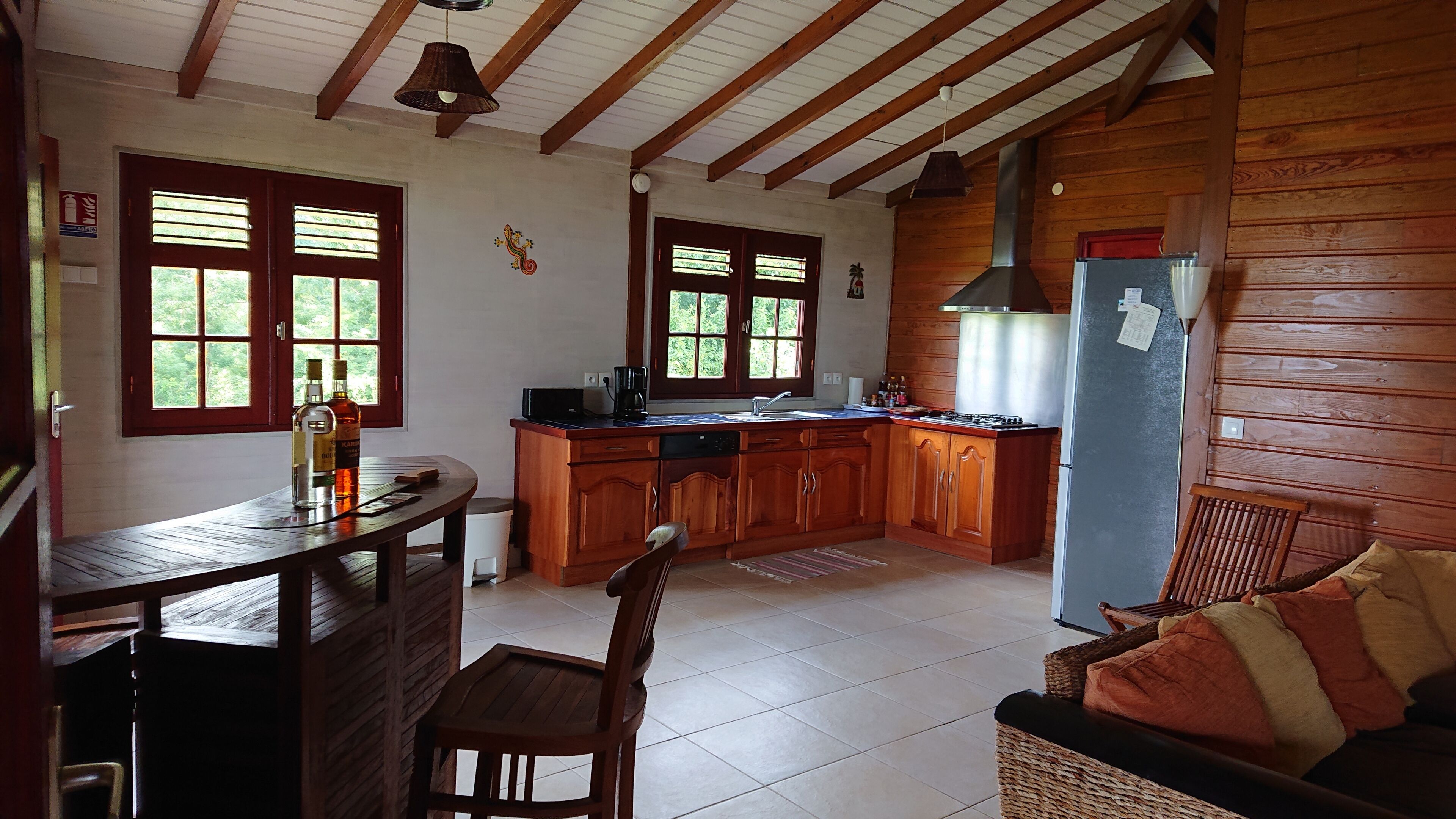 Jääkaappi, mikroaaltouuni, uuni, liesi