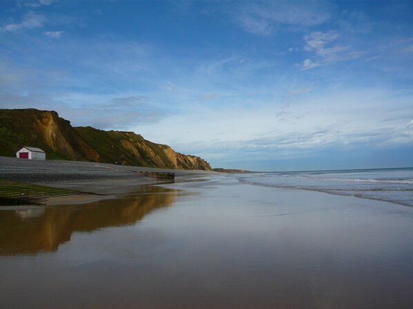 On the beach - Crab Cottage - A Traditional Fishermans Cottage With A Modern Twist (Sheringham)