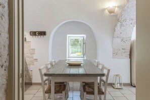 Dining - Middle trulli, ancient stone house (Cisternino)