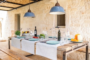 Outdoor dining - Middle trulli, ancient stone house (Cisternino)