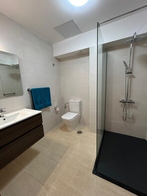 Shower, hair dryer, towels, soap - 2 Bed Ground Floor in small complex and close to all amenities 1 minute seafront (Puerto del Carmen)