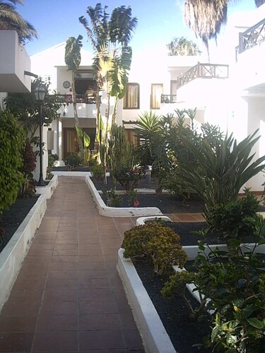 2 Bed Pohjakerros pienessä monimutkaisessa ja lähellä kaikkia palveluita 1 minuutin merenranta