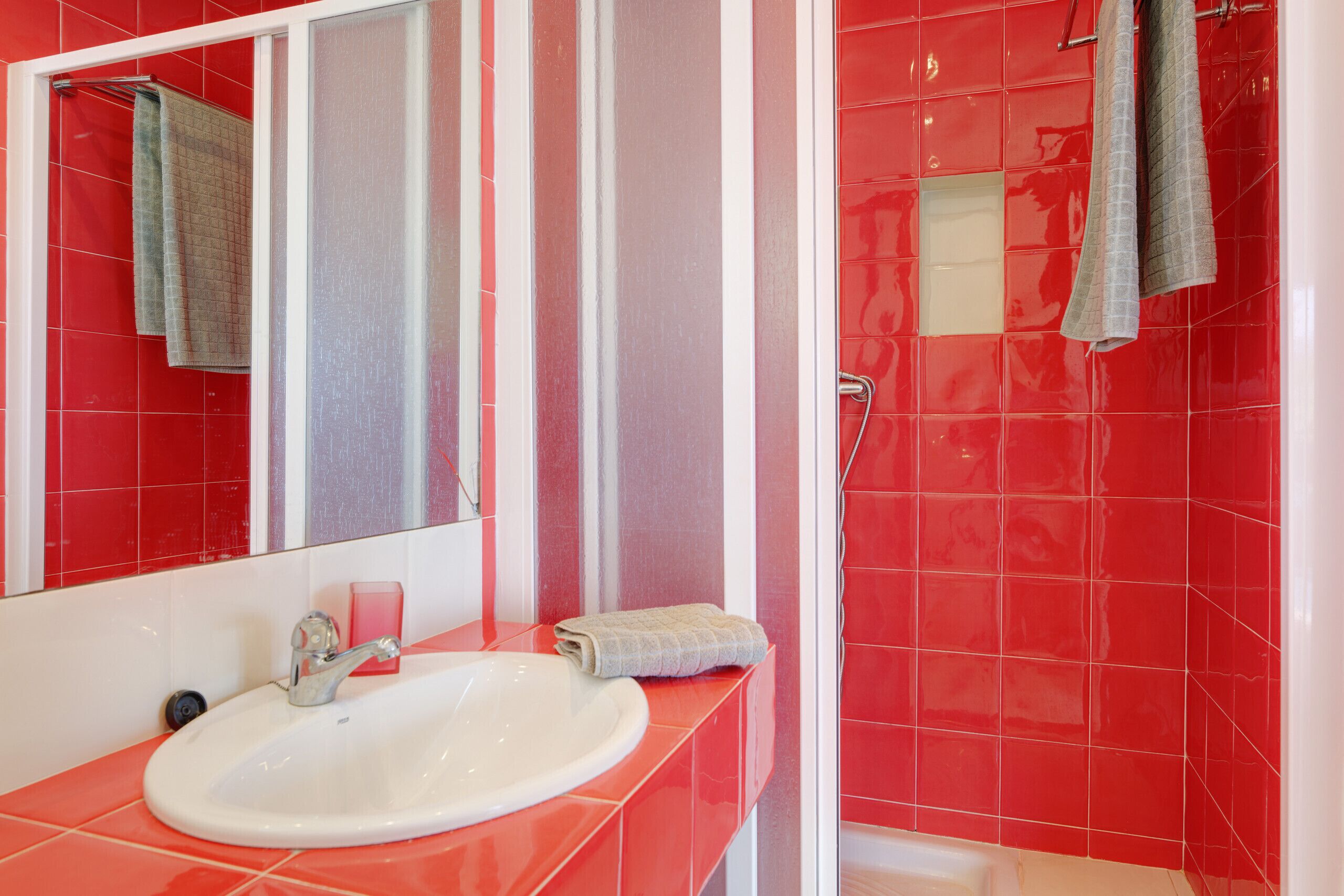 Dusj, hårføner og håndklær