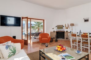TV, fireplace, DVD player - Fabulous 4 bedroom villa with private pool and amazing views of the bay (La Herradura)