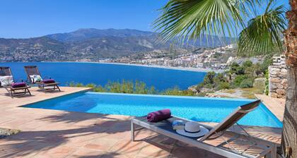 Fabulous 4 bedroom villa with private pool and amazing views of the bay