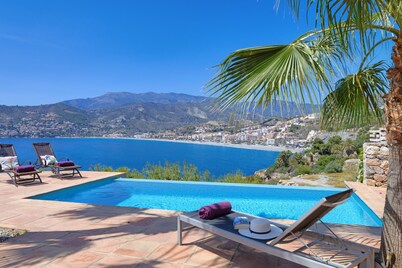 Fabulous 4 bedroom villa with private pool and amazing views of the bay