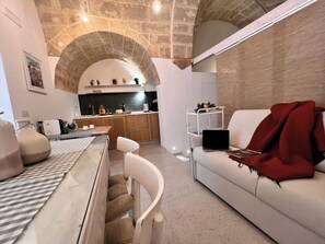 Smart TV - Holiday Home Cardinal, apartment 45 sqm in the heart of the country, in a small street just a short walk from the old town and the sea. (Polignano a Mare)