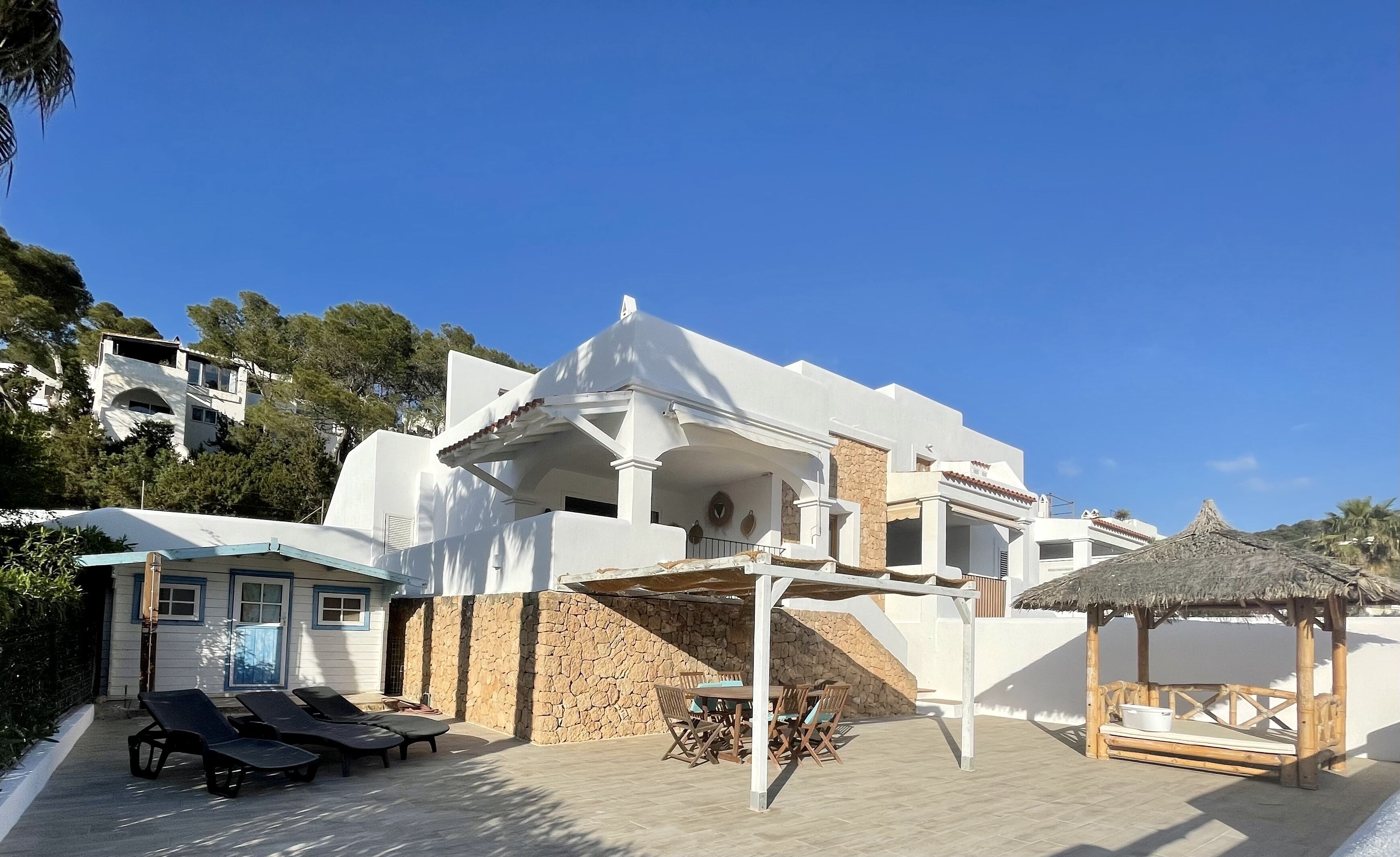 Semi-detached house with sea view in a quiet area with communal wifi pool