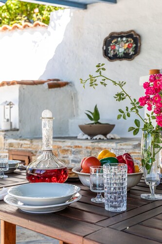 Charming cottage with pool in private land, in the coyntry