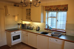 Micro-ondes, lave-vaisselle, cafetière/bouilloire, grille-pain