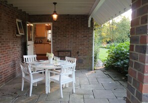 Outdoor dining - Spacious, elegant flat with lovely views, conveniently placed in a beautiful are (Westcott)