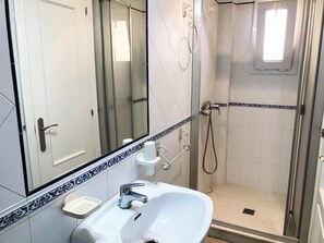 Combined shower/tub, bidet, towels, soap