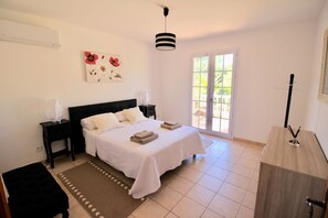 4 عدّة غرف نوم ومكواة/لوح كي وواي فاي مجانًا وملاءات أسرّة