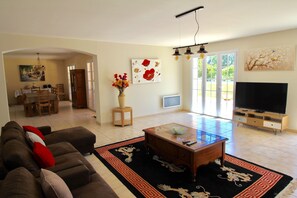 تلفزيون، مدفأة، تنس طاولة