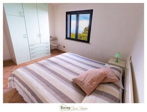 2 habitaciones, tabla de planchar con plancha, wifi y ropa de cama 