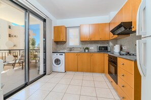 冰箱、微波炉、烤箱、炉灶