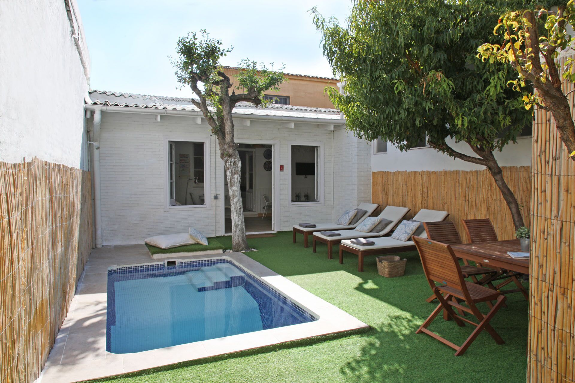 White House. House with pool in Barcelona HUTB-009 161