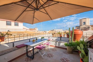 Outdoor dining - Ortigia / Elegant historical apartment with Sea and Roof top views (Siracusa)