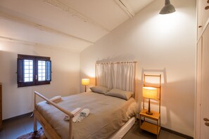 3 dormitorios, escritorio, tabla de planchar con plancha y cuna de viaje