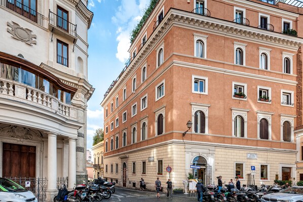 A historic building with classical architecture, featuring multiple windows and balconies. - Spanish Steps Charming Apartment (Roma)