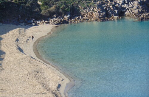 200 SQM OF VILLA WITH LARGE GARDEN NEAR THE SEA