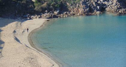 200 SQM OF VILLA WITH LARGE GARDEN NEAR THE SEA