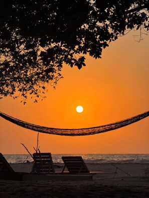 Di pantai, rumah kecil pinggir pantai gratis, dan handuk pantai